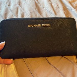 Authentic Michael Kors Zipper Wallet.